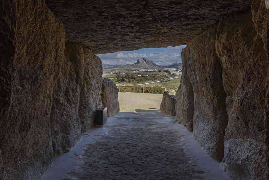 Málaga - Antequera 48 - Dólmenes de Antequera - Dolmen de Menga.jpg
